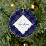 Aangepaste naam Ditsy Winter Snow Angels Snowmen S Keramisch Ornament<br><div class="desc">Scandinavische vakantievibes in onze Ditsy Winter dot mandala in een klassiek polka dot-patroon op een stevige middernachtblauwe achtergrond met kleuren uit ons Navy & Gold-palet. Personaliseer met de naam en het initiaal van uw keuze om een echt gedenkwaardig geschenk of aandenken te maken.</div>