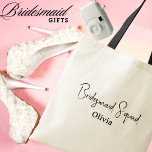Aangepaste Naam, Eenvoudig Script Bruidsmeisje Tro Tote Bag<br><div class="desc">Introductie van onze "Bridesmaid Squad" Gepersonaliseerde Canvas tas - de perfecte mix van stijl, functionaliteit en oprechte waardering. Deze moderne canvas tas is ontworpen met liefde en elegantie en is voorzien van "Bridesmaid Squad" in een prachtig lettertype en kan worden gepersonaliseerd met de naam van uw bruidsmeisje, waardoor het een...</div>