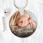 Aangepaste naam en Baby  lesscript voor foto's Sleutelhanger<br><div class="desc">Creëer uw eigen gepersonaliseerde ronde sleutelhanger met uw  naam van het douane kalligrafiekmanuscript en baby foto.</div>