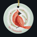 Aangepaste naam en foto in kardinaal Wreated Keramisch Ornament<br><div class="desc">Een geweldige aanvulling op je winterkerstversieringen,  deze tweezijdige keramische feestversiering is voorzien van een geverfde rode kardinaal in een moderne dennenwervel met een gepersonaliseerde familienaam. Pas de rug van de versiering met een foto aan en geef deze versiering als geschenk of houd voor uw.</div>