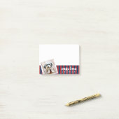 Aangepaste naam en foto van rood en zeemleder post-it® notes (Op bureau)