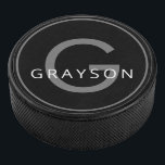 Aangepaste naam en Initiaal Hockey Puck<br><div class="desc">Minimalistisch modern monogram met de naam en de letter van het initiaal,  op maat gemaakt op een hockeybok in zwart,  wit en grijs. Klik "pas verder"aan om doopvonten,  kleuren,  of ontwerp uit te geven aan creëer uw eigen hockey keepjesgift.</div>