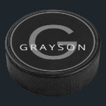 Aangepaste naam en Initiaal Hockey Puck<br><div class="desc">Minimalistisch modern monogram met de naam en de letter van het initiaal,  op maat gemaakt op een hockeybok in zwart,  wit en grijs. Klik "pas verder"aan om doopvonten,  kleuren,  of ontwerp uit te geven aan creëer uw eigen hockey keepjesgift.</div>