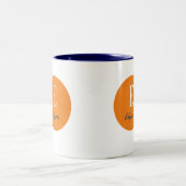 Aangepaste naam en initiaal van het schemermonogra tweekleurige koffiemok (Center)