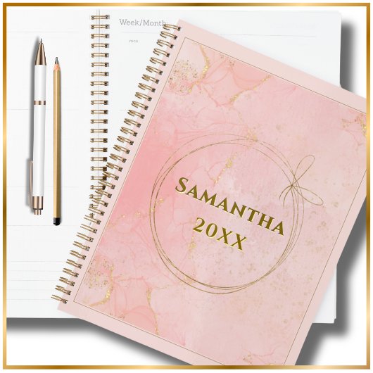 Aangepaste Naam en Jaar Roze en Gouden Planner