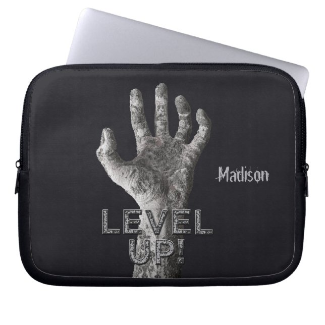 Aangepaste naam en kleur "Niveau omhoog!" Zombie-s Laptop Sleeve (Voorkant)