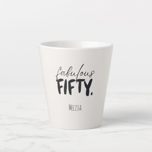 Aangepaste naam Fabulous Fifty Beige Zwarte Typogr Latte Mok (Voorkant)
