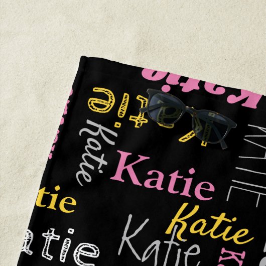 Aangepaste naam geel roze grijs zwart typografisch strandlaken (In situ)