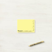 Aangepaste naam gele krabbel post-it® notes (Op bureau)