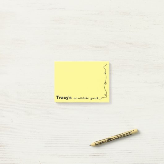 Aangepaste naam gele krabbel post-it® notes (Op bureau)