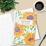 Aangepaste naam Gele Zonnebloem Planner<br><div class="desc">Deze bloemplank is versierd met gele waterverf zonnebloemen en groene bladeren hebben een witte achtergrond. Eenvoudig aan te passen met jouw naam en jaar. Omdat wij ons kunstwerk creëer,  zult u dit nauwkeurige afbeelding niet vinden van andere ontwerpers. Oorspronkelijke Waterverf © Michele Davies.</div>