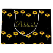 Aangepaste naam gele zonnebloemen op zwart groot cadeauzakje (Voorkant)