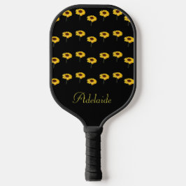 Aangepaste naam gele zonnebloemen op zwart pickleball paddle
