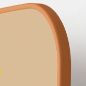 Aangepaste naam geschilderd peer op bruin pickleball paddle (Links Detail)