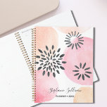 Aangepaste naam Girly Planner<br><div class="desc">Deze pastelroze ontwerper is versierd met een door de hand getekend abstract floreel patroon op een waterverf achtergrond in tinten roze en koraal. U kunt het aanpassen door de naam te veranderen of het een monogram te maken. Je kunt ook het jaar veranderen. Origineel ontwerp © Michele Davies.</div>