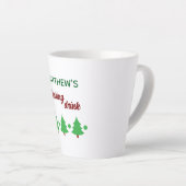 Aangepaste naam grappig denk drank kerstbomen latte mok (Rechterhoek)