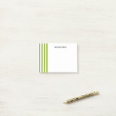 Aangepaste naam groene en witte strepen post-it® notes (Op bureau)