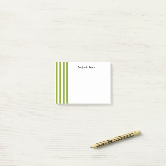 Aangepaste naam groene en witte strepen post-it® notes (Op bureau)
