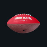 Aangepaste naam jaar rode mini american football<br><div class="desc">Creëer uw unieke cadeautje voor Birthday rood mini-football met uw eigen persoonlijke naam, jaar, slogan, bericht of tekst. leuk cadeauspel voor football voor meisjes, spelers op het vrouw football, vrouwen, moeder, zus, dochter, vriendin, cheerleaders, tieners, tieners, babymeisje, spelers, teamgenoten, fans. Kies uw favoriete team en gebruik om het even welke...</div>