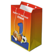 Aangepaste naam jongen 1st Birthday Sports Balls Medium Cadeauzakje (Achterkant Gekanteld)