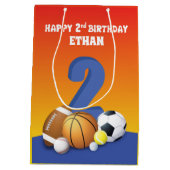 Aangepaste naam Jongen 2e verjaardag Sportballs Medium Cadeauzakje (Achterkant)