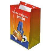 Aangepaste naam jongen 4th Birthday Sports Balls Medium Cadeauzakje (Voorkant Gekanteld)
