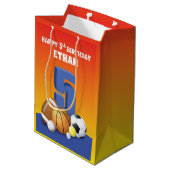 Aangepaste naam jongen 5th Birthday Sports Balls Medium Cadeauzakje (Achterkant Gekanteld)