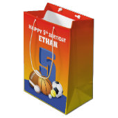 Aangepaste naam jongen 5th Birthday Sports Balls Medium Cadeauzakje (Voorkant Gekanteld)