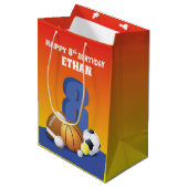 Aangepaste naam jongen 8th Birthday Sports Balls Medium Cadeauzakje (Voorkant Gekanteld)