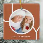 Aangepaste Naam Kerstmis Foto Rust Keramisch Ornament<br><div class="desc">Deze moderne kerstfotoversiering is versierd met het woord JOY op een terracotta,  roestachtergrond. Gemakkelijk aanpasbaar met uw foto en naam.</div>
