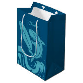 Aangepaste naam & kleur Surfer Shark geschenkzak Medium Cadeauzakje (Voorkant Gekanteld)