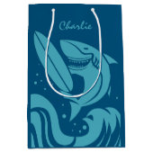 Aangepaste naam & kleur Surfer Shark geschenkzak Medium Cadeauzakje (Voorkant)