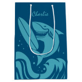 Aangepaste naam & kleur Surfer Shark geschenkzak Medium Cadeauzakje (Achterkant)