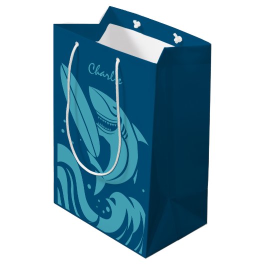 Aangepaste naam & kleur Surfer Shark geschenkzak Medium Cadeauzakje (Achterkant Gekanteld)