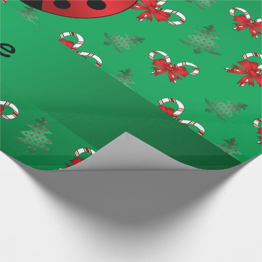 Aangepaste naam ladybug groene snoepsnoeren cadeaupapier (Hoek)
