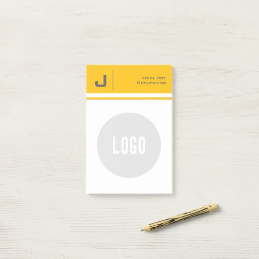 Aangepaste naam & Logo Clean Simple Minimalist Yel Post-it® Notes (Op bureau)