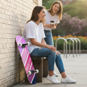 Aangepaste naam meisjesachtig roze paarse strepen persoonlijk skateboard