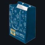 Aangepaste naam, Menorah, Bloemen Patroon Pascha Medium Cadeauzakje<br><div class="desc">Gelukkig Pascha. Menorah en Davidster met gouden folie versieringen Floral Pattern Passover Gift Bag met gepersonaliseerde namen en tekst. Bijpassende kaarten en geschenken beschikbaar in de Joodse Feestdagen Categorie van onze winkel.</div>