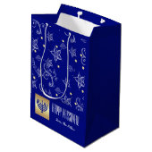 Aangepaste naam Menorah Design Passover Medium Cadeauzakje (Achterkant Gekanteld)