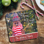 Aangepaste naam Merry and Bright Cute Rustic Snowm Bier Onderzetter<br><div class="desc">"Moge je dagen vrolijk en helder zijn." Een close-up foto van een gelukkige en schattige, rustige sneeuwman, gewikkeld in een rode en witte gestreepte sjaal tegen aangestoken bomen helpt je met kerst en nieuwjaar te gebruiken. Voel de warmte en de vreugde van het vakantieseizoen als je je beweegt met je...</div>