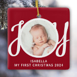 Aangepaste naam Mijn eerste kerstfoto Red Keepsake Keramisch Ornament<br><div class="desc">Dit schattige Baby's First Christmas Photo Ornament is versierd met het woord JOY in stijlvolle scripttypografie op een rode achtergrond. Eenvoudig aan te passen met uw foto,  naam en jaar.</div>