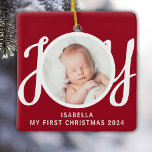 Aangepaste naam Mijn eerste kerstfoto Red Keepsake Keramisch Ornament<br><div class="desc">Dit schattige Baby's First Christmas Photo Ornament is versierd met het woord JOY in stijlvolle scripttypografie op een rode achtergrond. Eenvoudig aan te passen met uw foto,  naam en jaar.</div>