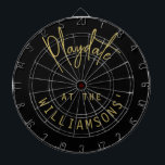 Aangepaste naam Minimalistisch Black Gold Playdate Dartbord<br><div class="desc">Gepersonaliseerd dartbord met bijvoorbeeld een familienaam. Eenvoudig minimalistisch minimalistisch design met de aanpasbare frase quote gezegde Playdate bij de familienaam. Premium neutrale zwart-gouden look met een combinatie van trendy handschrift script kalligrafie en een moderne clean sans serif lettertype typografie. Het spelen van een dartspel op familie- en vriendenbijeenkomsten is leuk,...</div>