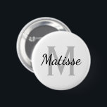 Aangepaste naam monogram elegant witte standaardgr ronde button 5,7 cm<br><div class="desc">Aangepaste monogram standaardgrootte ronde knop. Kleur zwart-wit ontwerp met stijlvolle handlettertypografie. Elegant aangepast ontwerp voor vrienden, familie, bruid, bruidsmeisje, eerwraak, bloemmeisje, huwelijksgasten, enz. De monogrammed de brief van het initiaal van de douane met elegante manuscripttekst. Verander de hoeveelheid om de goedkope bulkprijs te krijgen. Maak uw eigen gigantische naambadges voor...</div>