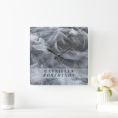 Aangepaste naam Monogram Zwart Grijs Neutraal 3D E Vierkante Klok (Huis)