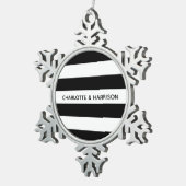 Aangepaste naam monogram zwarte en witte strepen tin sneeuwvlok ornament (Rechts)