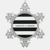 Aangepaste naam monogram zwarte en witte strepen tin sneeuwvlok ornament (Voorkant)