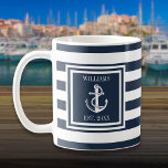 Aangepaste naam Navy Blue Stripe Nautical Anchor Koffiemok<br><div class="desc">Een nautisch ontwerp met een anker,  stijlvolle blauw en witte strepen,  voorzien van een maat voor uw familie of boot en een vastgestelde datum. Ontworpen door: Thisnotme©</div>