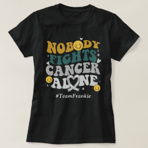 Aangepaste naam Niemand bestrijdt kanker alleen he T-shirt
