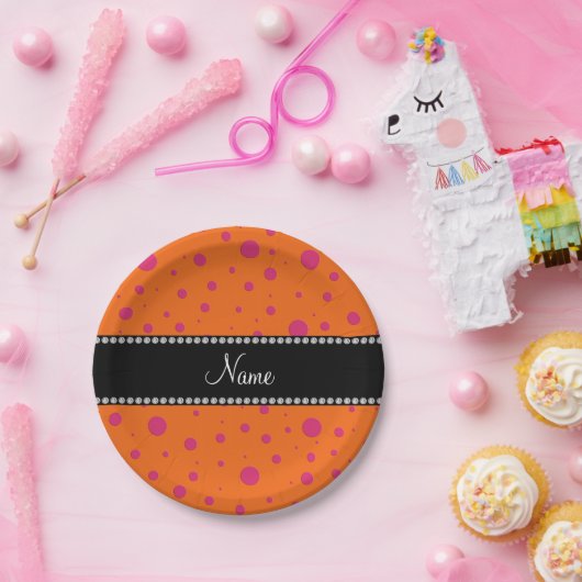 Aangepaste naam oranje roze poka-punten papieren bordje (Feest)